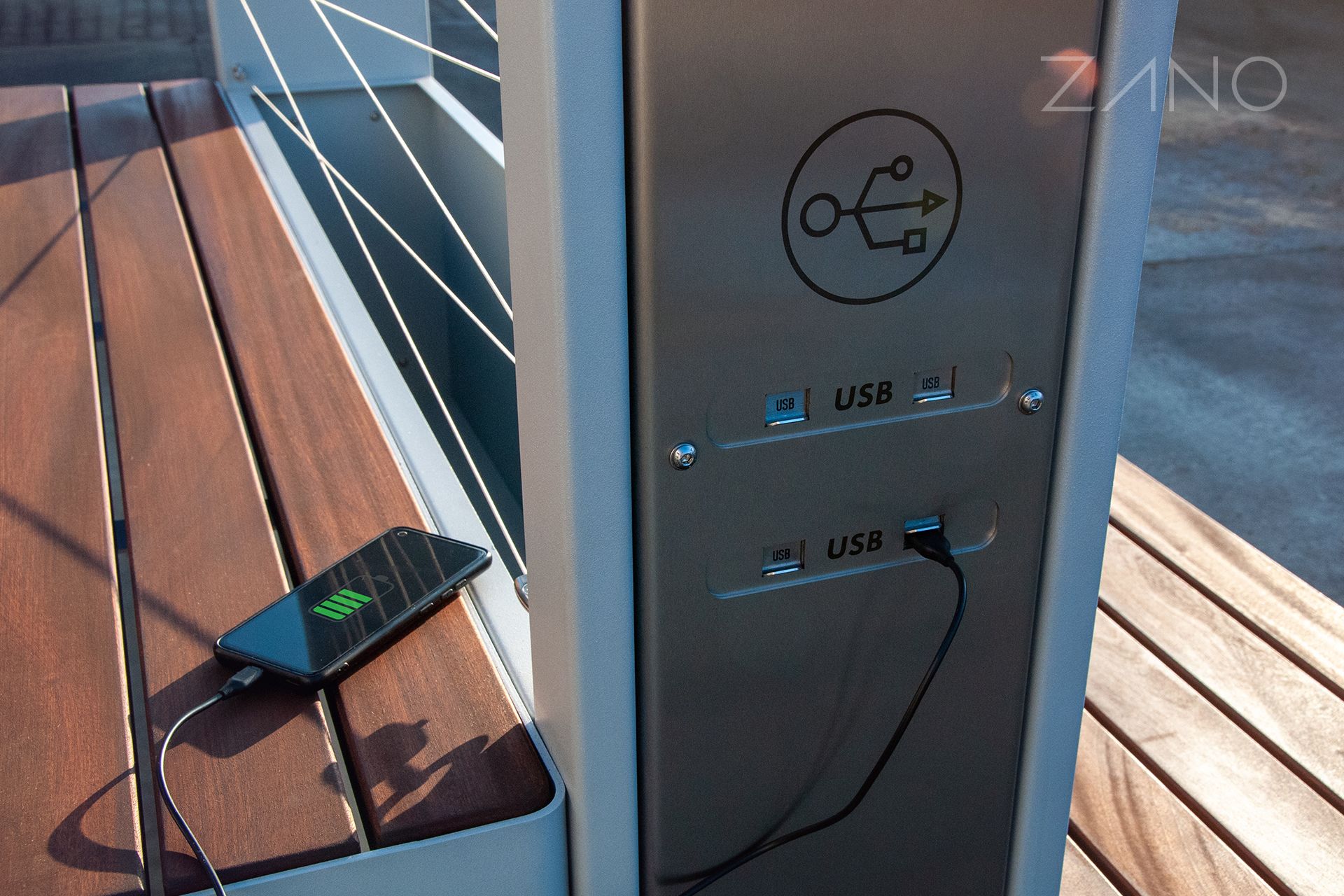 SCANDIK aurinkoasema mobiililaitteiden lataamiseen SCANDIK aurinkoasema mobiililaitteiden lataamiseen