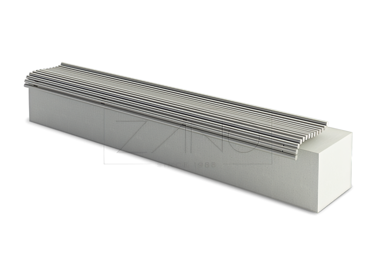 Penkki ruostumattomasta ter&auml;ksest&auml; valmistetuista putkista betonialustalla