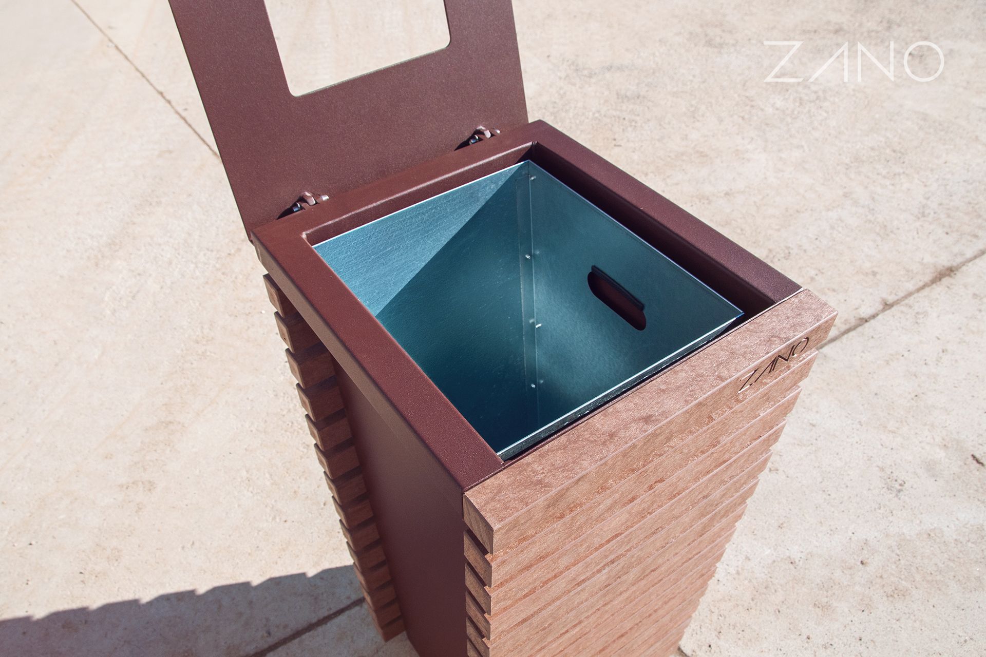 Metallinen roska-astia irrotettavalla sisäkulholla Metallinen roska-astia irrotettavalla sisäkulholla