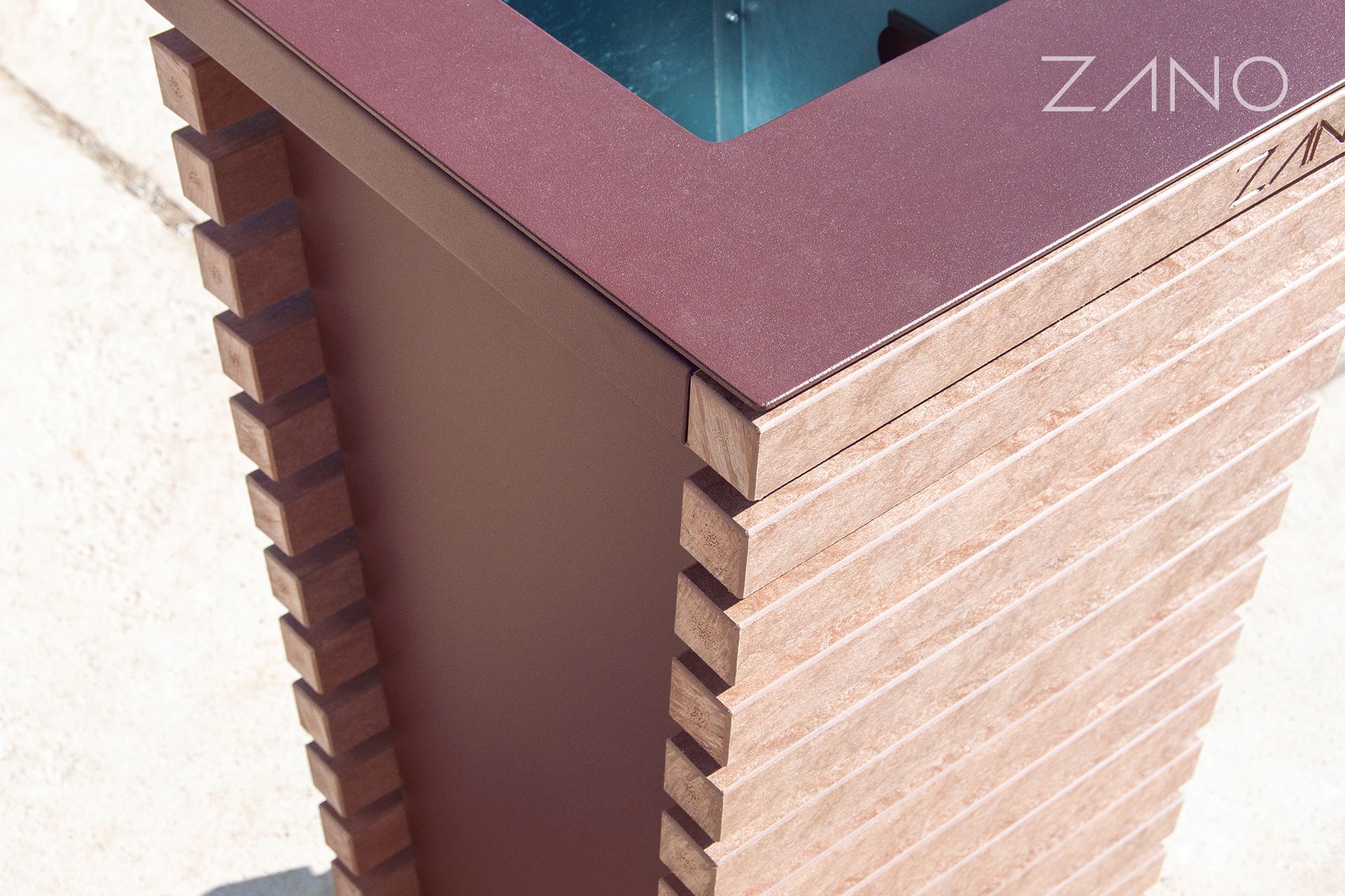 Tiger drylack Rusty Iron -roska-astia ja Ekodeska kierrätysmuovista valmistettu roska-astia Tiger drylack Rusty Iron -roska-astia ja Ekodeska kierrätysmuovista valmistettu säiliö