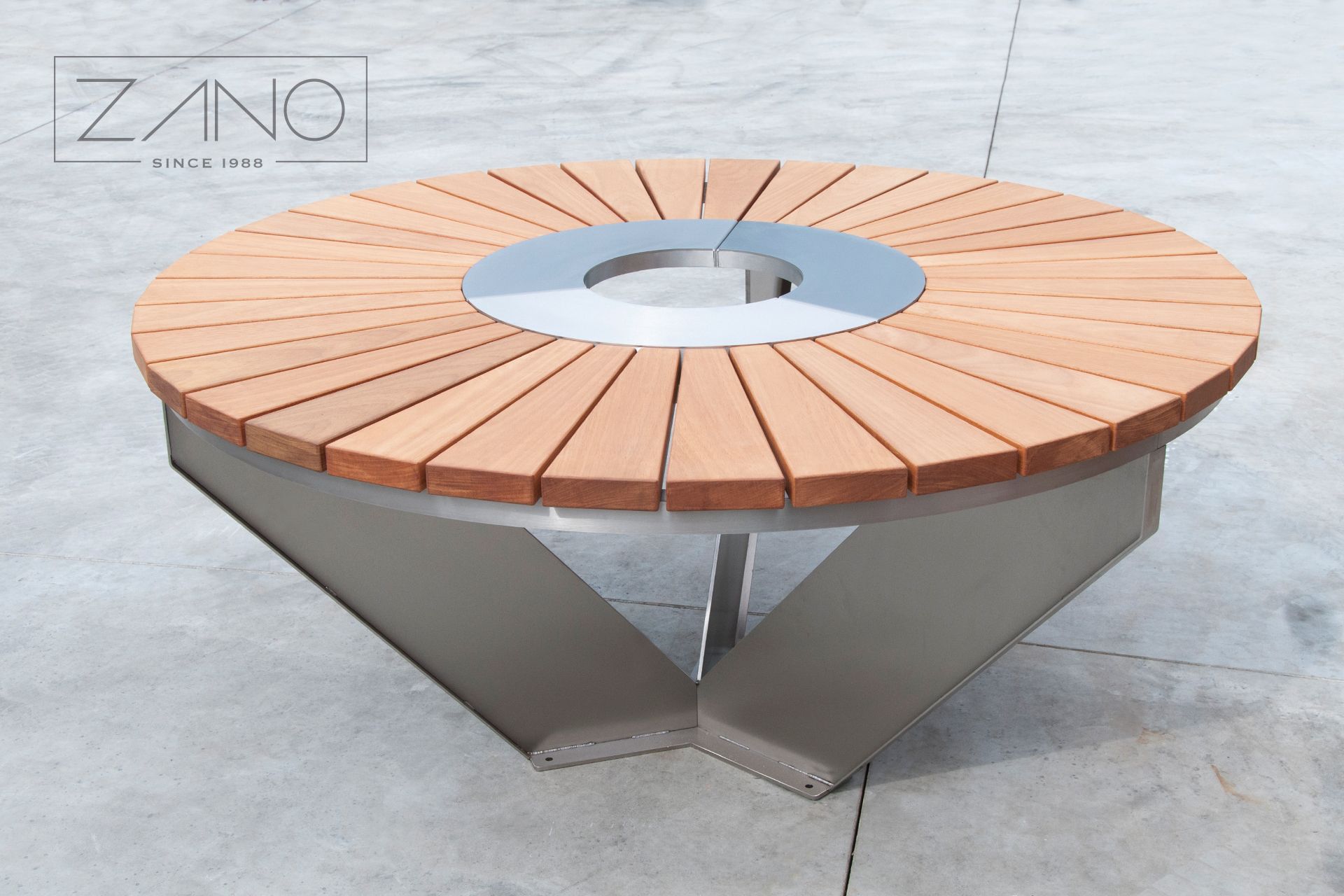 Pyöreä teräspöytä, jossa on puinen pöytälevy