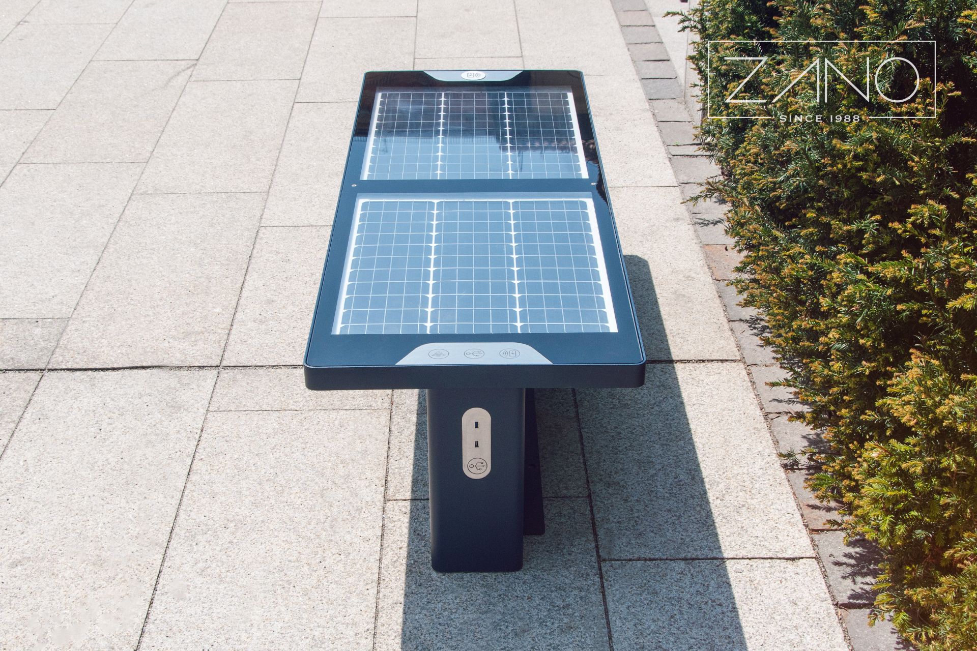 Aurinkopenkki, jossa on aurinkosähköpaneelit ja integroitu usb, wi-fi, induktiivinen laturi